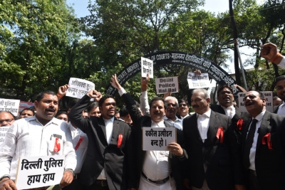 Lawyers refuse to soften stand, Delhi litigants suffer | Lawyers refuse to soften stand, Delhi litigants suffer