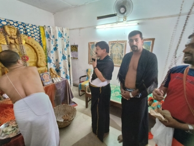K'taka Home Min visits Sabarimala as ordinary devotee; pics go viral | K'taka Home Min visits Sabarimala as ordinary devotee; pics go viral