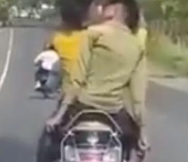 Boys indulge in 'PDA' on scooty in UP district | Boys indulge in 'PDA' on scooty in UP district