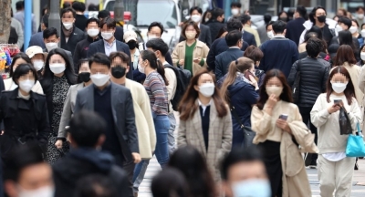 S.Korea's outdoor mask mandate to end on May 2 | S.Korea's outdoor mask mandate to end on May 2