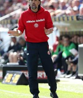 Relegation-threatened Augsburg sack coach Schmidt | Relegation-threatened Augsburg sack coach Schmidt