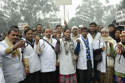 Rural doctors' protest near Bihar CM's residence dispersed | Rural doctors' protest near Bihar CM's residence dispersed Rural doctors' protest near Bihar CM's residence dispersed | Rural doctors' protest near Bihar CM's residence dispersed