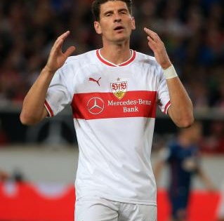 Mario Gomez hangs up boots after helping Stuttgart secure promotion | Mario Gomez hangs up boots after helping Stuttgart secure promotion