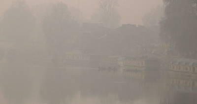 Dense fog wraps Kashmir as intense temperatures sweep valley | Dense fog wraps Kashmir as intense temperatures sweep valley