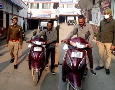 Youth detained for romancing on two-wheeler in Lucknow | Youth detained for romancing on two-wheeler in Lucknow