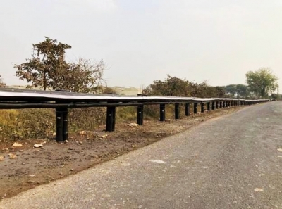 World's 1st 'bamboo crash barrier' installed on Maha highway | World's 1st 'bamboo crash barrier' installed on Maha highway