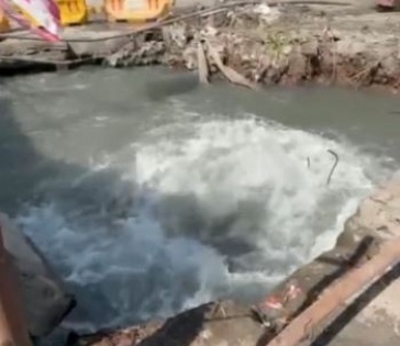Mumbai's main water pipelines burst, half the city to suffer water cuts | Mumbai's main water pipelines burst, half the city to suffer water cuts