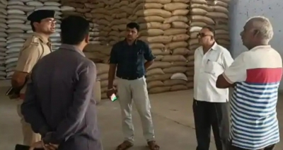 MDM and PDS goods stolen</p><p>Edible oil, tur dal for mid-day meal & PDS stolen from Guj govt godown | MDM and PDS goods stolen</p><p>Edible oil, tur dal for mid-day meal & PDS stolen from Guj govt godown