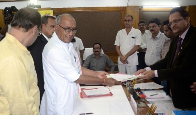 Sad that Scindia has switched to 'Godse's side': Digvijaya | Sad that Scindia has switched to 'Godse's side': Digvijaya Sad that Scindia has switched to 'Godse's side': Digvijaya | Sad that Scindia has switched to 'Godse's side': Digvijaya
