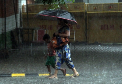Rain lashes Delhi, temp drops to 26 degrees | Rain lashes Delhi, temp drops to 26 degrees