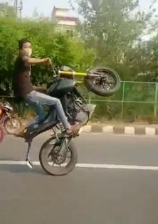 High on adrenaline: Bikers caught performing daring stunts on Delhi roads | High on adrenaline: Bikers caught performing daring stunts on Delhi roads