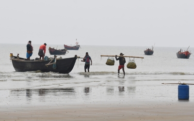 Six Sri Lankan refugees saved by Indian Coast Guard | Six Sri Lankan refugees saved by Indian Coast Guard