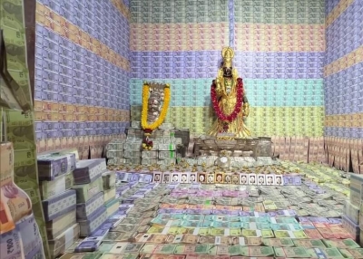 Andhra temple decorated with currency notes, gold | Andhra temple decorated with currency notes, gold