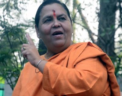 Uma Bharti vandalises liquor shop in Bhopal | Uma Bharti vandalises liquor shop in Bhopal