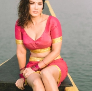Sunny Leone sizzles in traditional Kerala outfit in new post | Sunny Leone sizzles in traditional Kerala outfit in new post