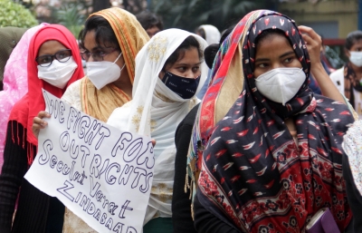 Right wing activists detained for protesting against girls wearing burqa at Surat school | Right wing activists detained for protesting against girls wearing burqa at Surat school