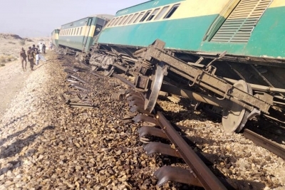 Blast derails train in Pakistan, eight injured | Blast derails train in Pakistan, eight injured