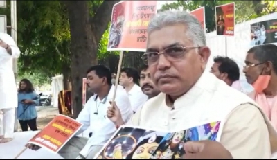 Tension in Durgapur following Trinamool-BJP workers' scuffle at Dilip Ghosh’s 'Chai pe Charcha’ | Tension in Durgapur following Trinamool-BJP workers' scuffle at Dilip Ghosh’s 'Chai pe Charcha’ Tension in Durgapur following Trinamool-BJP workers' scuffle at Dilip Ghosh’s 'Chai pe Charcha’ | Tension in Durgapur following Trinamool-BJP workers' scuffle at Dilip Ghosh’s 'Chai pe Charcha’