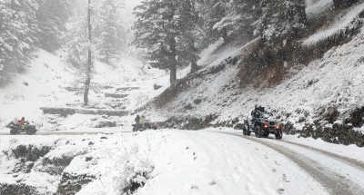 Snowfall hits normal life in Valley, respite likely from today | Snowfall hits normal life in Valley, respite likely from today