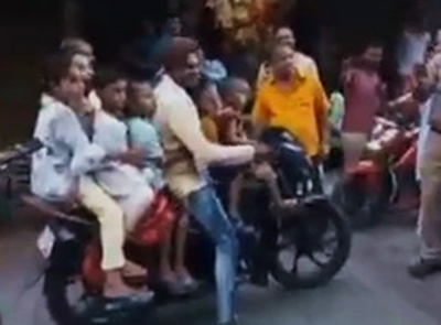 Man with 7 children on motorbike challaned in UP | Man with 7 children on motorbike challaned in UP