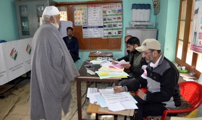 Voting starts on positive note in J&K's Baramulla LS seat | Voting starts on positive note in J&K's Baramulla LS seat Voting starts on positive note in J&K's Baramulla LS seat | Voting starts on positive note in J&K's Baramulla LS seat