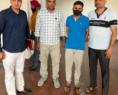 Gujarat cop held for taking Rs 2L bribe in Gurugram | Gujarat cop held for taking Rs 2L bribe in Gurugram