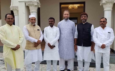 Five newly-elected AIMIM legislators from Bihar call on Owaisi | Five newly-elected AIMIM legislators from Bihar call on Owaisi