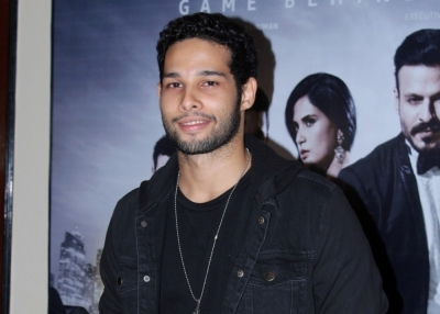 Siddhant Chaturvedi pays respect to frontline warriors of COVID-19 | Siddhant Chaturvedi pays respect to frontline warriors of COVID-19