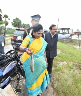 Telangana governor visits flood-hit villages of Bhadradri district | Telangana governor visits flood-hit villages of Bhadradri district