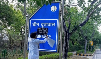 Hindu Sena defaces Chinese Embassy sign board in Delhi | Hindu Sena defaces Chinese Embassy sign board in Delhi