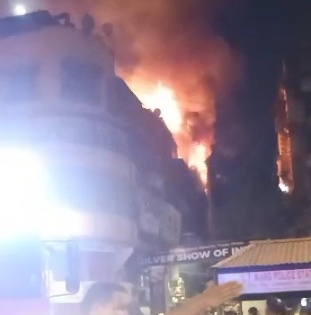 60 rescued, one injured in Mumbai building blaze | 60 rescued, one injured in Mumbai building blaze