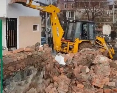 Structure raised by former J&K minister's wife demolished | Structure raised by former J&K minister's wife demolished