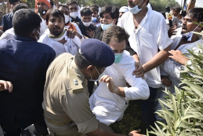 Rahul Gandhi pushed on ground, detained en route Hathras | Rahul Gandhi pushed on ground, detained en route Hathras