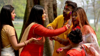 Now play Holi in consonance with Zodiac signs | Now play Holi in consonance with Zodiac signs Now play Holi in consonance with Zodiac signs | Now play Holi in consonance with Zodiac signs