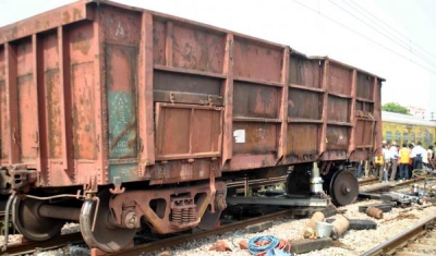 Goods train derails in UP, no loss of life | Goods train derails in UP, no loss of life