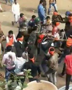 4 hurt as Cong, BJP workers clash in MP's Chhindwara dist | 4 hurt as Cong, BJP workers clash in MP's Chhindwara dist