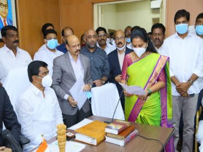 Telangana: Kalvakuntla Kavitha takes oath as MLC | Telangana: Kalvakuntla Kavitha takes oath as MLC