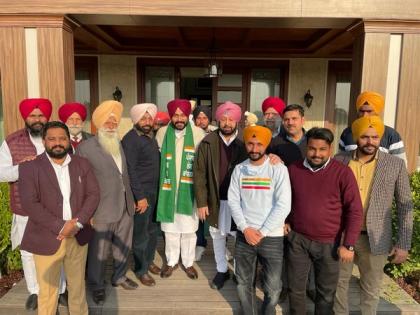 Cong, AAP leaders along with supporters join Amarinder Singh's party | Cong, AAP leaders along with supporters join Amarinder Singh's party