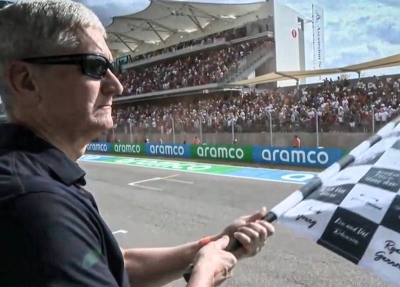 Tim Cook slowly waves checkered flag at Formula 1 GP | Tim Cook slowly waves checkered flag at Formula 1 GP Tim Cook slowly waves checkered flag at Formula 1 GP | Tim Cook slowly waves checkered flag at Formula 1 GP