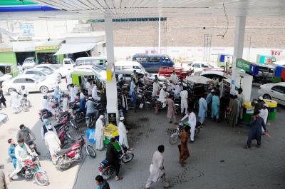 Petrol shortage again grips Pakistan | Petrol shortage again grips Pakistan