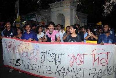 Presidency students block Kolkata's College Street for 16 hrs | Presidency students block Kolkata's College Street for 16 hrs Presidency students block Kolkata's College Street for 16 hrs | Presidency students block Kolkata's College Street for 16 hrs