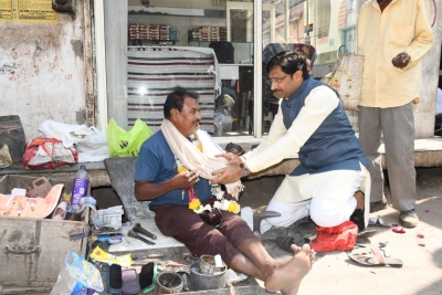 BJP MP polishes shoes of cobbler on Ravidas Jayanti in MP's Barwani | BJP MP polishes shoes of cobbler on Ravidas Jayanti in MP's Barwani