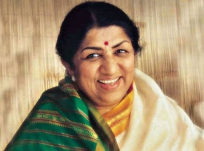 Lata Mangeshkar's ashes immersed in Nashik's Ramkund | Lata Mangeshkar's ashes immersed in Nashik's Ramkund Lata Mangeshkar's ashes immersed in Nashik's Ramkund | Lata Mangeshkar's ashes immersed in Nashik's Ramkund