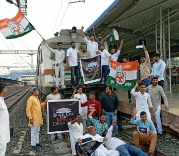 Youth Congress leader arrested for stopping train at Bhopal rly stn | Youth Congress leader arrested for stopping train at Bhopal rly stn