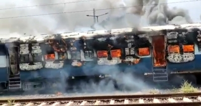 Agitators dodge Gaya police, set passenger train on fire | Agitators dodge Gaya police, set passenger train on fire