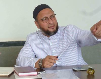 Owaisi meets KCR ahead of Hyderabad municipal polls | Owaisi meets KCR ahead of Hyderabad municipal polls Owaisi meets KCR ahead of Hyderabad municipal polls | Owaisi meets KCR ahead of Hyderabad municipal polls