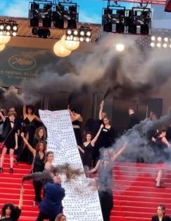 Women protesters storm Cannes premiere of 'Holy Spider' with smoke devices | Women protesters storm Cannes premiere of 'Holy Spider' with smoke devices Women protesters storm Cannes premiere of 'Holy Spider' with smoke devices | Women protesters storm Cannes premiere of 'Holy Spider' with smoke devices