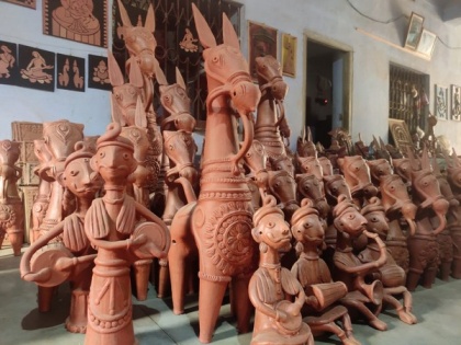 Terracotta artists in Bankura want redressal of transport services, resource scarcity | Terracotta artists in Bankura want redressal of transport services, resource scarcity
