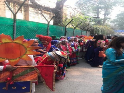 Delhi govt school students in colourful clothes wait to greet Melania Trump | Delhi govt school students in colourful clothes wait to greet Melania Trump