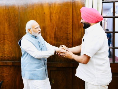 Ludhinana Cong MP meets Modi, sparks buzz | Ludhinana Cong MP meets Modi, sparks buzz